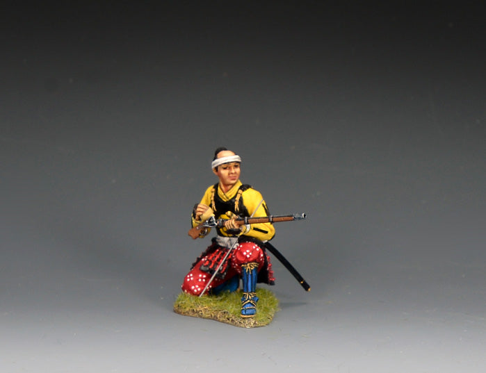 King & Country Kneeling Priming Ashigaru Arquebusier — 1/30 scale matte-painted Japanese matchlock soldier priming pan with ramrod nearby, Sekigahara 1600. Catalog SW008.