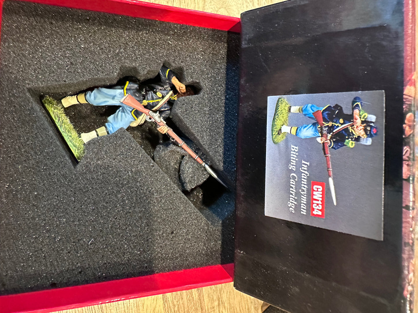 Infantry Biting the Cartridge presented in a classic red collector's box.