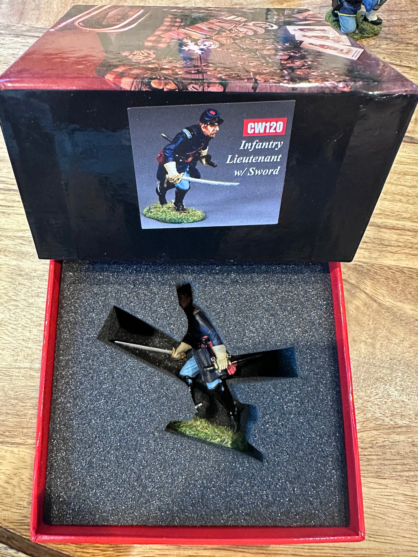 Infantry Lieutenant with Sword presented in a classical red collector's box.