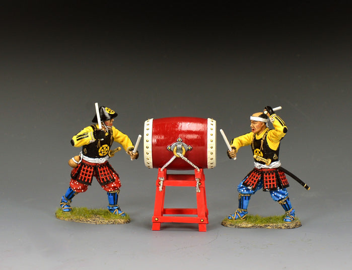 King & Country Ashigaru Taiko Drum Set — 1/30 scale matte-painted two-figure ashigaru team with large red Sengoku war drum on stand, Sekigahara 1600. Catalog SW014.