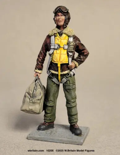 W Britain USAAF bomber crewman 10206 WWII 1/30 scale figure wearing B-6 helmet goggles carrying kit bag