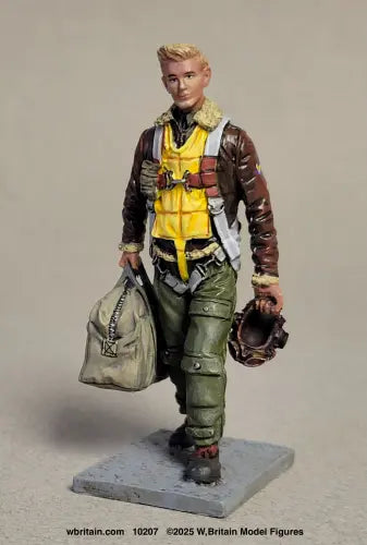 W Britain USAAF bomber crewman 10207 WWII 1/30 scale figure walking with parachute helmet and kit bag
