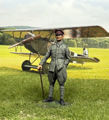 Hermann Göring WWI German ace 1918 toy soldier by W.Britain, model 10213, 1/30 matte, standing with cane before biplane