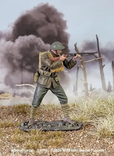 W. Britain U.S. Marine firing trench shotgun at Belleau Wood, 1918 — 1/30 scale matte-painted WWI figure in Brodie helmet and green wool service uniform. Catalog 13076. Military miniature