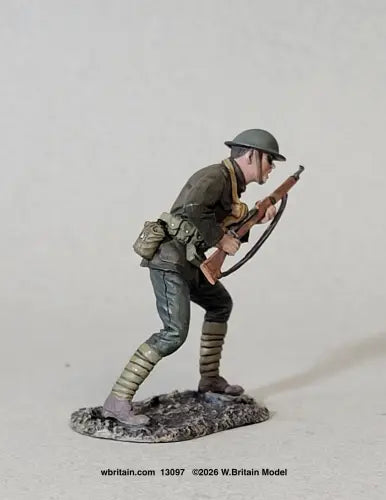 W Britain 13097 U.S. Marine Advancing No.2 Belleau Wood 1918 1/30 scale matte figure crouched low in a Brodie helmet and webbing, advancing with his rifle held ready across his body and one leg driving forward, on a groundwork base.