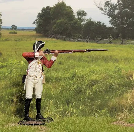 W. Britain 16217 British 43rd Foot 2nd rank redcoat firing pose in battlefield grass scene, 1/30 scale matte