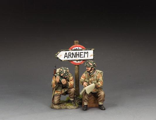 King & Country MG084 British Paratroopers at Arnhem with broken radio and road sign 1/30 scale matte WWII toy soldier set