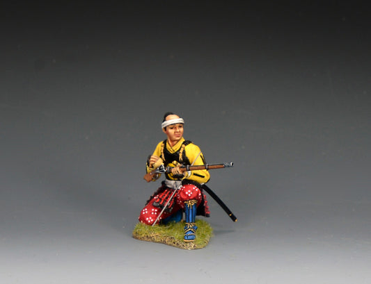 King & Country Kneeling Priming Ashigaru Arquebusier — 1/30 scale matte-painted Japanese matchlock soldier priming pan with ramrod nearby, Sekigahara 1600. Catalog SW008.