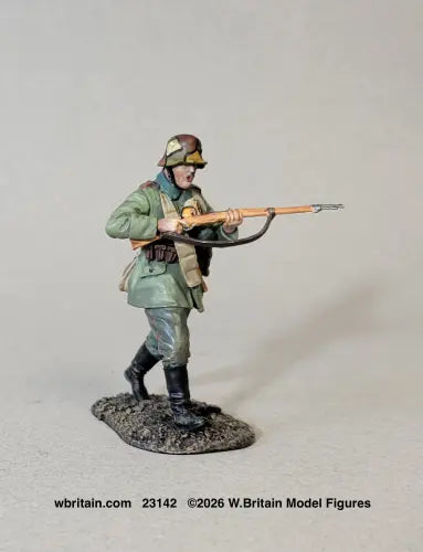 W Britain 23142 German Infantryman Advancing 1916-18 1/30 scale matte figure in camouflaged Stahlhelm and field grey, striding forward with a Gewehr 98 held across his body, bread bag and canteen at the hip, on an oval groundwork base.