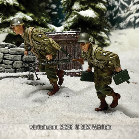 Collectible toy soldier miniature army men U.S. 101st Airborne M1919 Crew figurine. They are on a snowy battlefield.