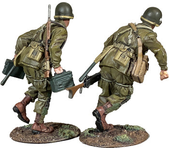 Rear view of Collectible toy soldier miniature army men U.S. 101st Airborne M1919 Crew figurine.