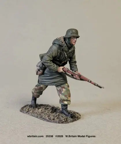 W. Britain 25338 figure of a Waffen-SS grenadier advancing with a Karabiner 98k, wearing a hooded Kharkov parka over camouflage trousers and a steel helmet.