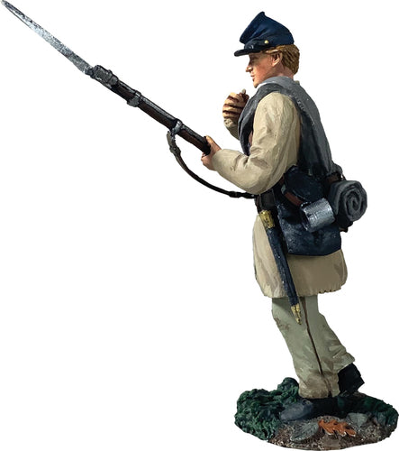 Confederate Infantry in Frock Coat Advancing Loading