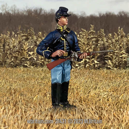 Toy soldier miniature army men Union Dismounted Cavalry Trooper Loading Carbine. In a field.