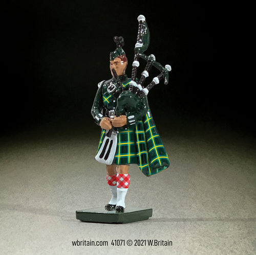 Collectible toy soldier miniature army men Gordon Highlander Piper.