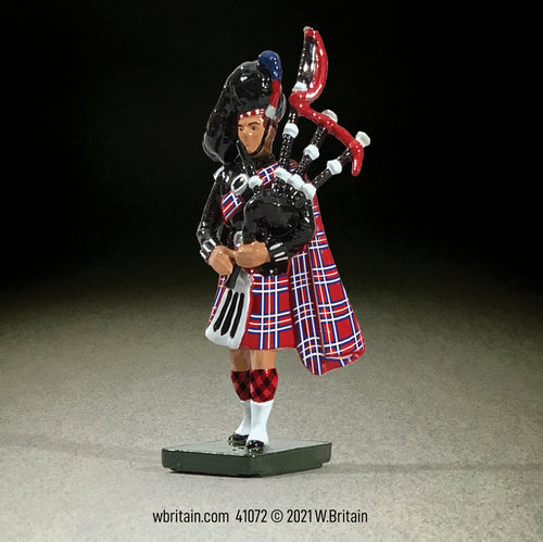 Collectible toy soldier miniature army men Scots Guard Piper.