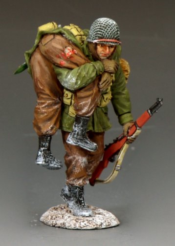 Two WWII U.S. Army soldiers, one carrying a wounded comrade in winter gear, 1/30 scale matte-finish toy soldier set BBA114.