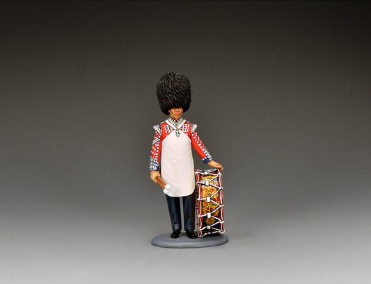 King & Country Scots Guards Bass Drummer — 1/30 scale matte-painted figure in ceremonial dress with white apron and regimental bass drum. Catalog CE123.