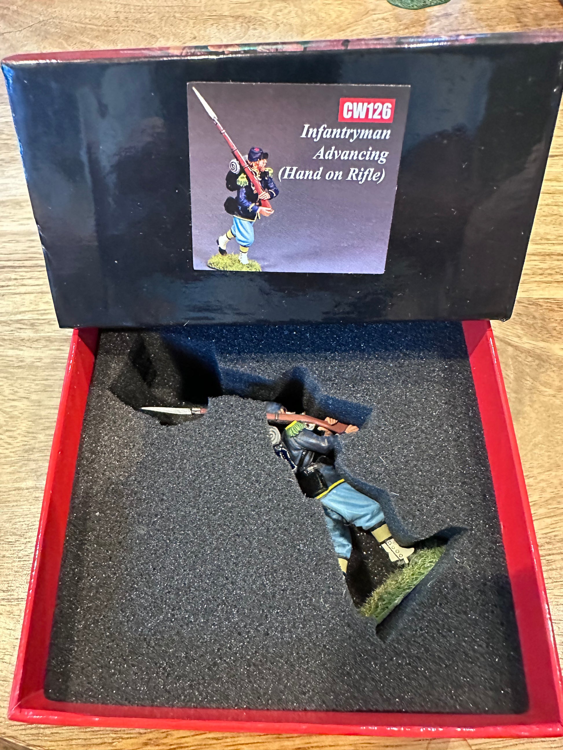 Infantry advancing presented in a classical red collector's box.