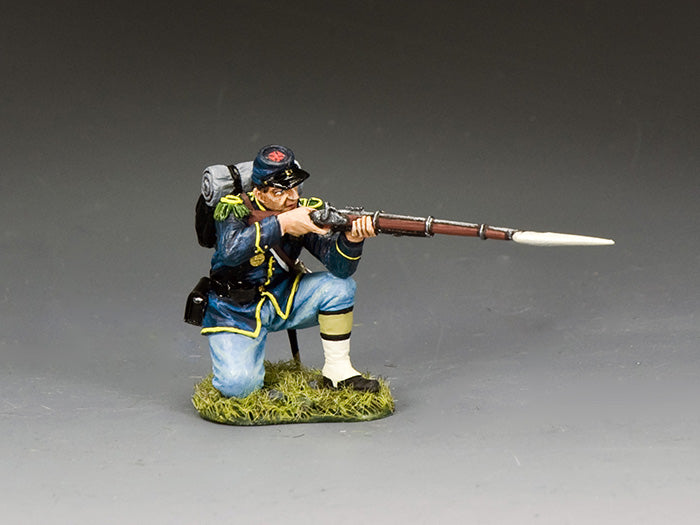 Union infantryman toy soldier kneels and fires his bayoneted rifle, dressed in 83rd Pennsylvania uniform.