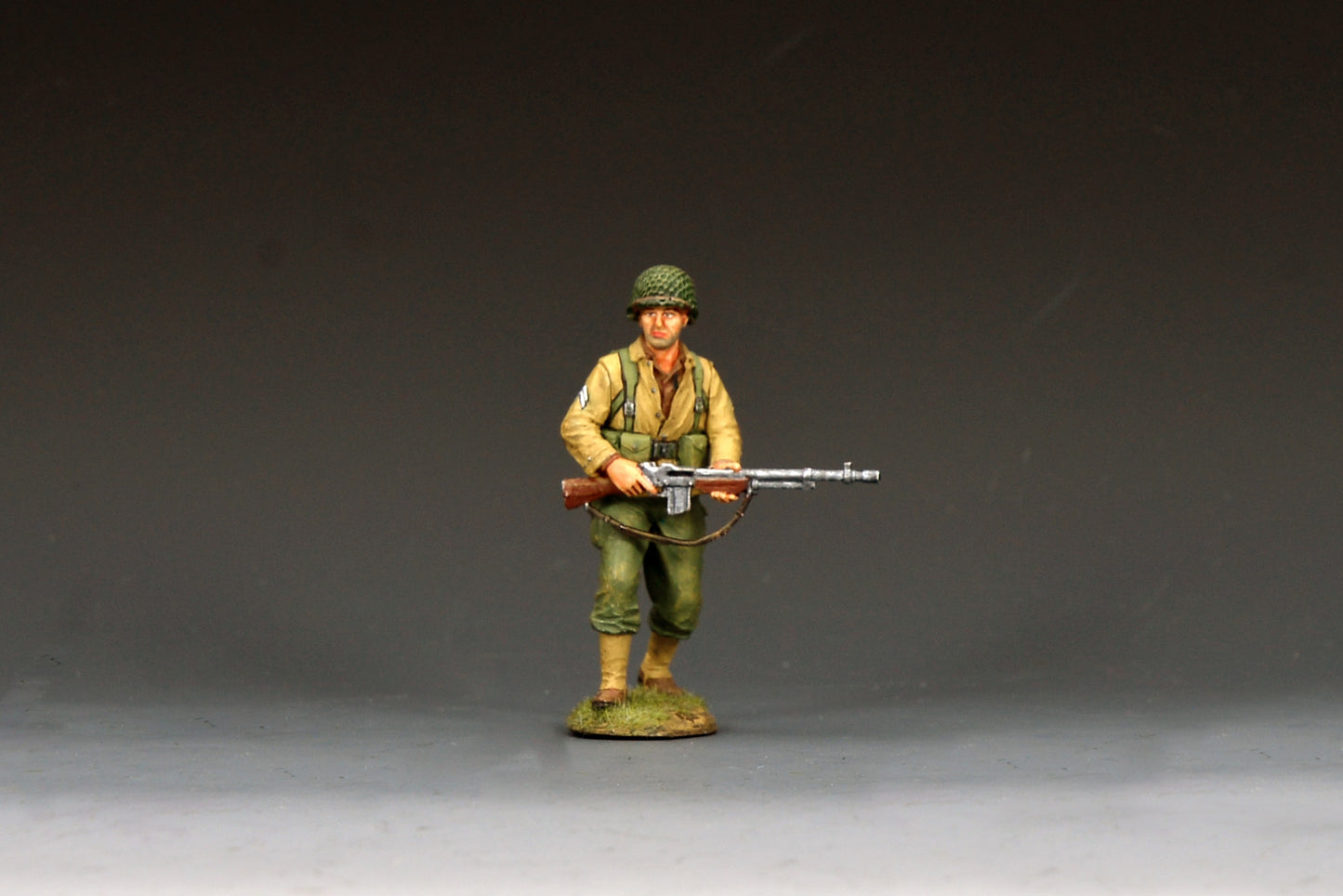 King & Country DD402 figure of a U.S. Army BAR gunner walking with a Browning Automatic Rifle held across his body, magazine belt at his waist and net-covered helmet.