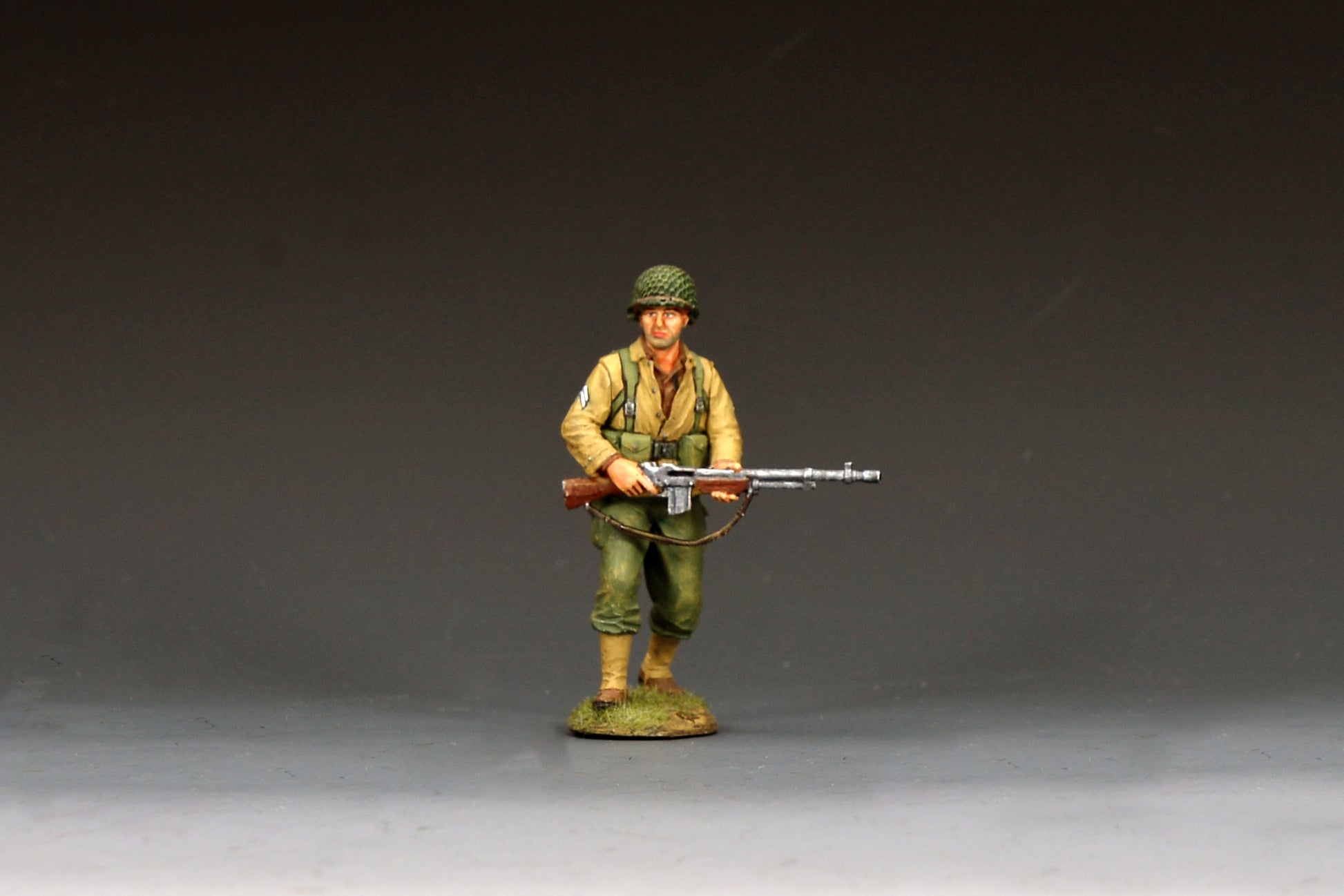 King & Country DD402 figure of a U.S. Army BAR gunner walking with a Browning Automatic Rifle held across his body, magazine belt at his waist and net-covered helmet.