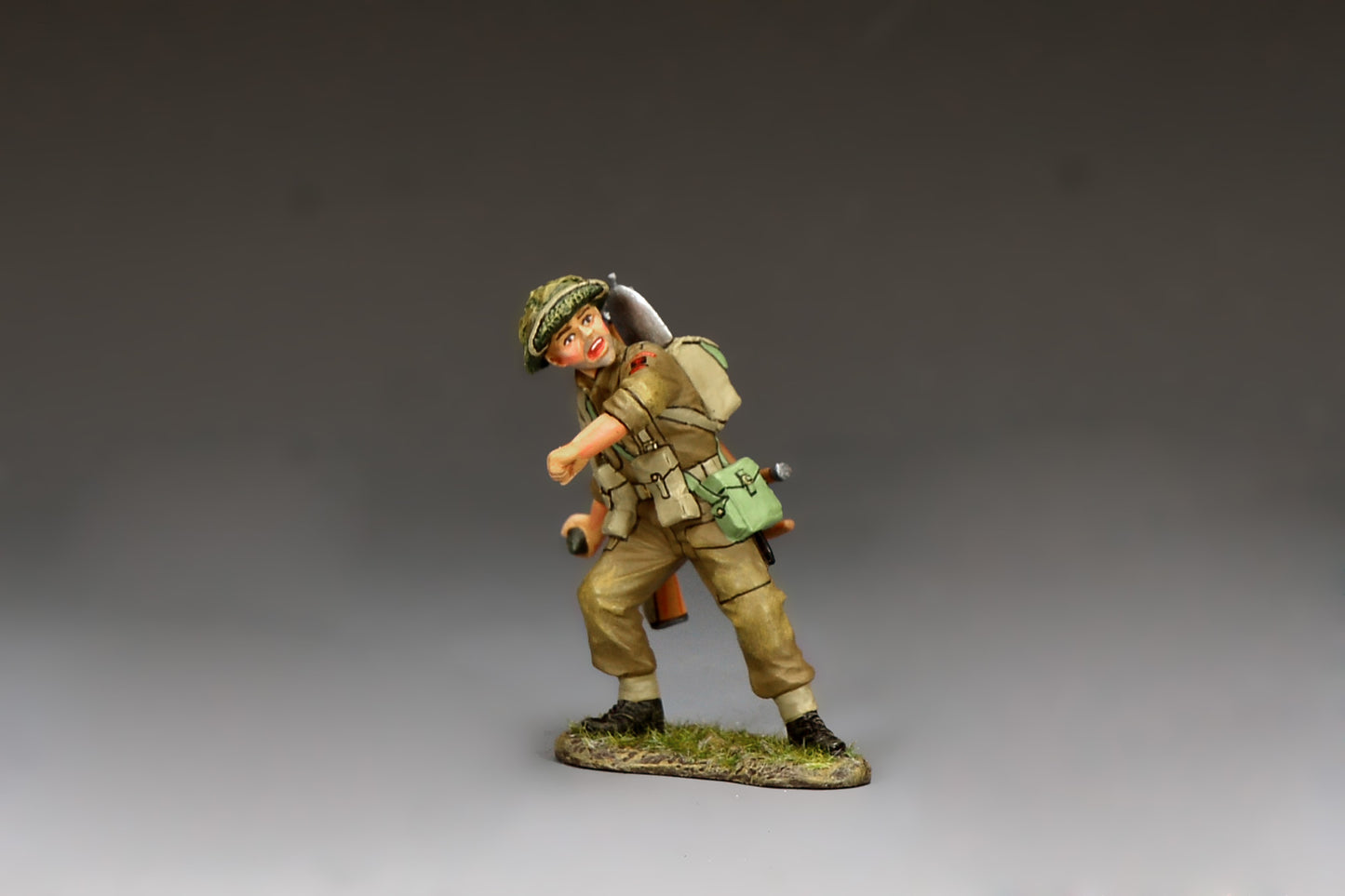 King & Country Gold Beach Grenadier, Green Howards infantryman throwing a Mills bomb, MkII helmet with scrim and 1937-pattern webbing, D-Day Normandy 1944, 1/30 60mm matte figure, DD415