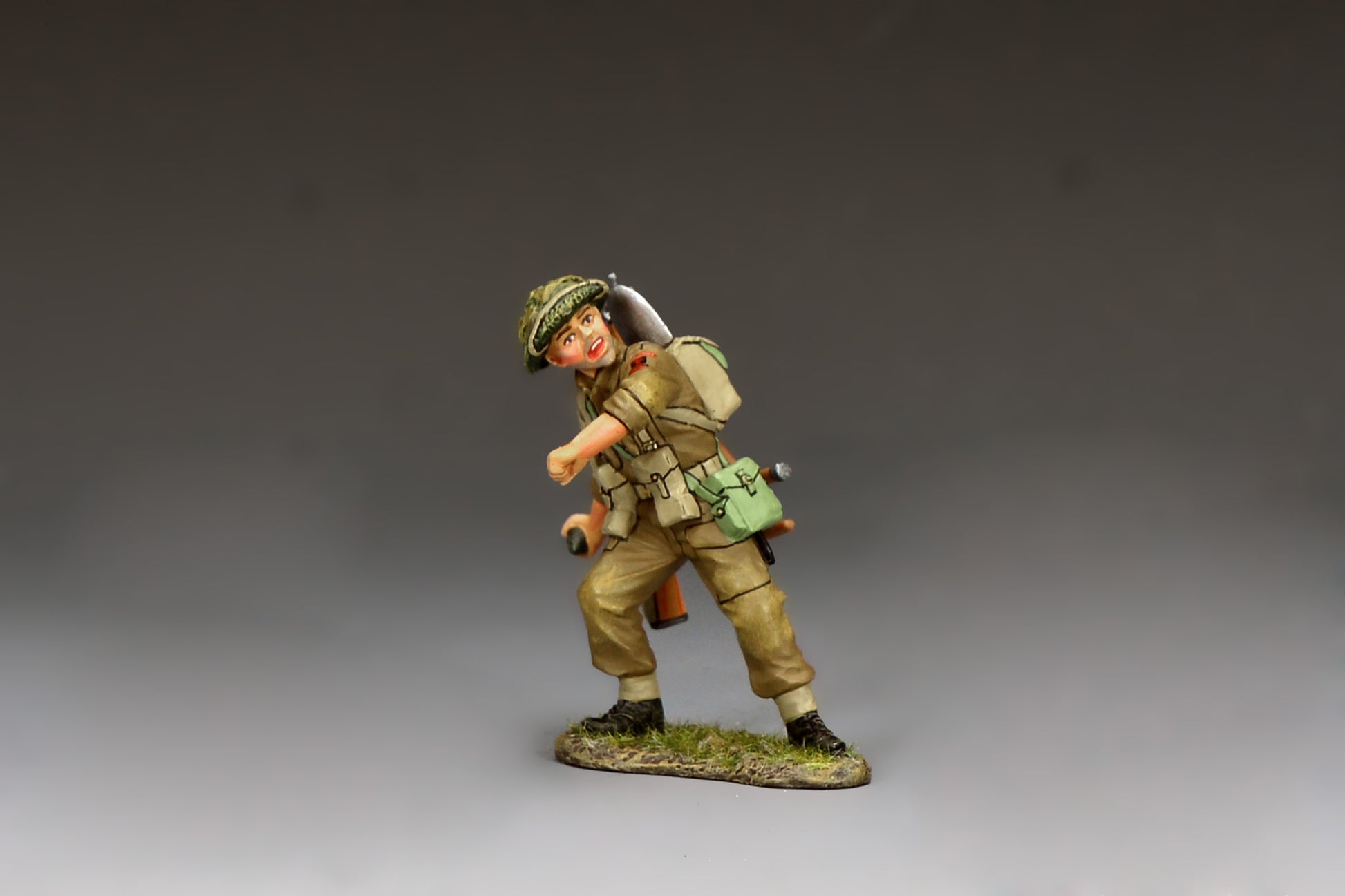 King & Country Gold Beach Grenadier, Green Howards infantryman throwing a Mills bomb, MkII helmet with scrim and 1937-pattern webbing, D-Day Normandy 1944, 1/30 60mm matte figure, DD415