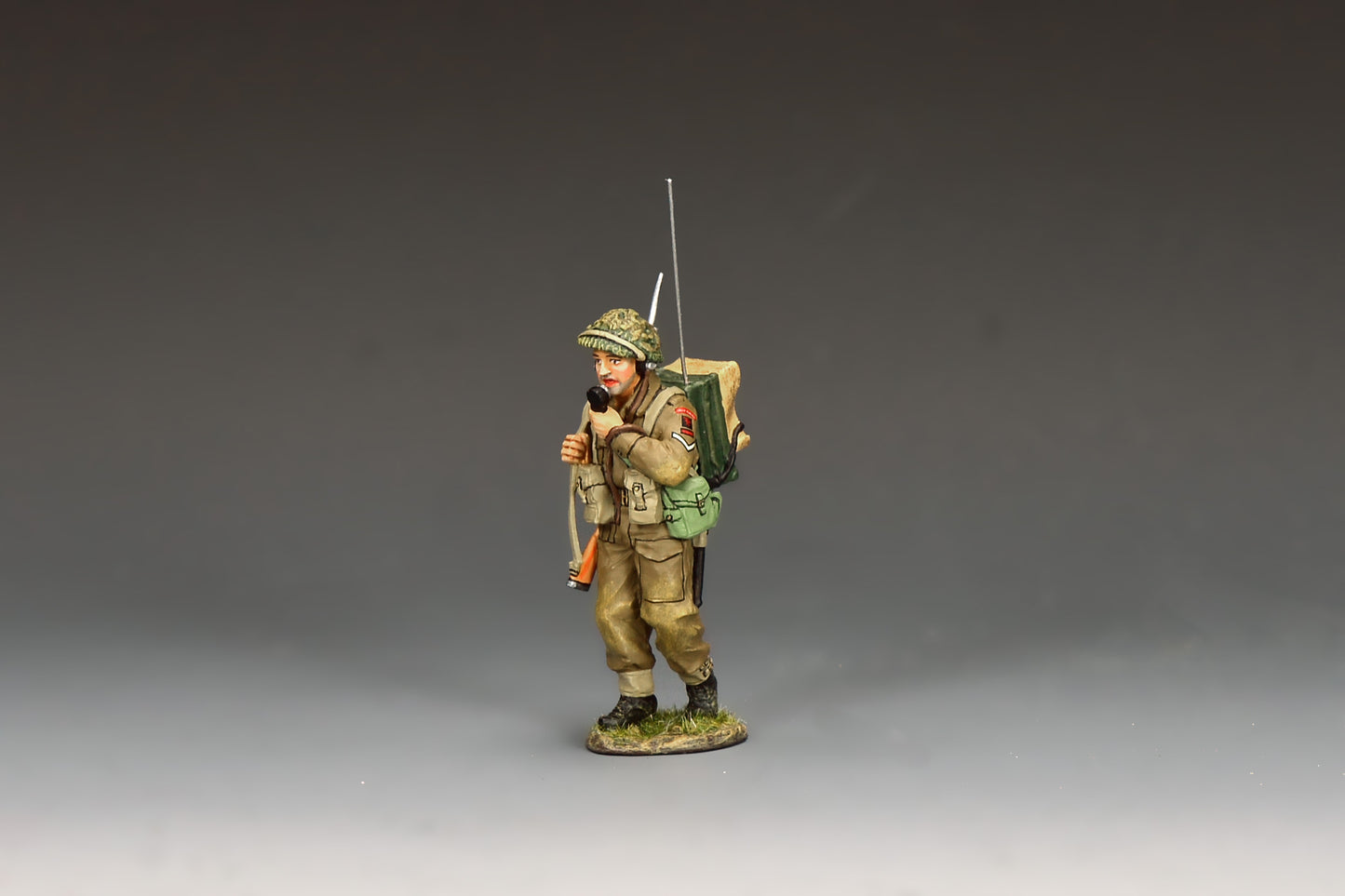 King & Country Gold Beach Radioman, Green Howards signaller with Wireless Set No. 18 and Lee-Enfield rifle, MkII helmet with scrim, D-Day Normandy 1944, 1/30 60mm matte figure, DD417