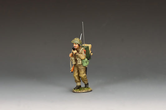 King & Country Gold Beach Radioman, Green Howards signaller with Wireless Set No. 18 and Lee-Enfield rifle, MkII helmet with scrim, D-Day Normandy 1944, 1/30 60mm matte figure, DD417