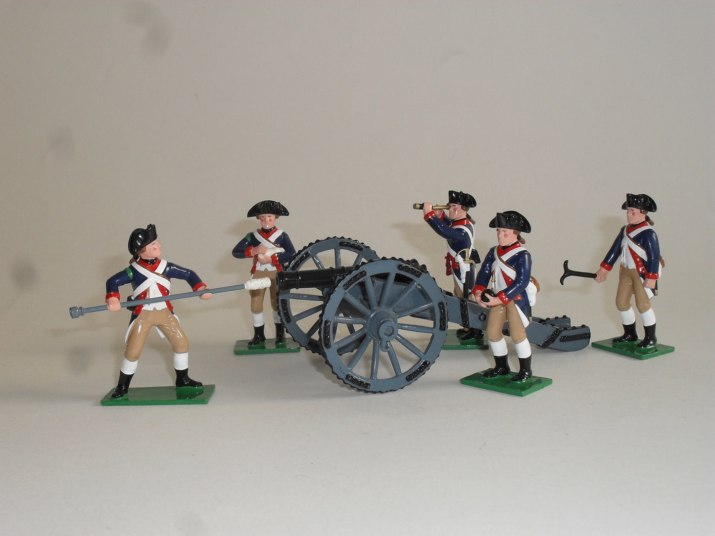 Collectible toy soldier miniature set Colonel Knox's Artillery Regiment 1775. Five soldiers in blue and brown uniforms with a cannon.