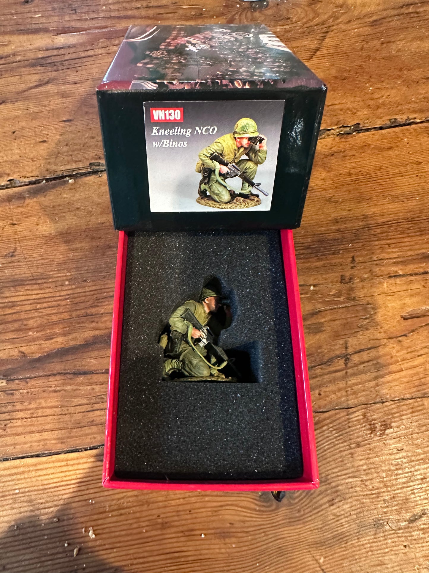 Kneeling NCO w/Binos
