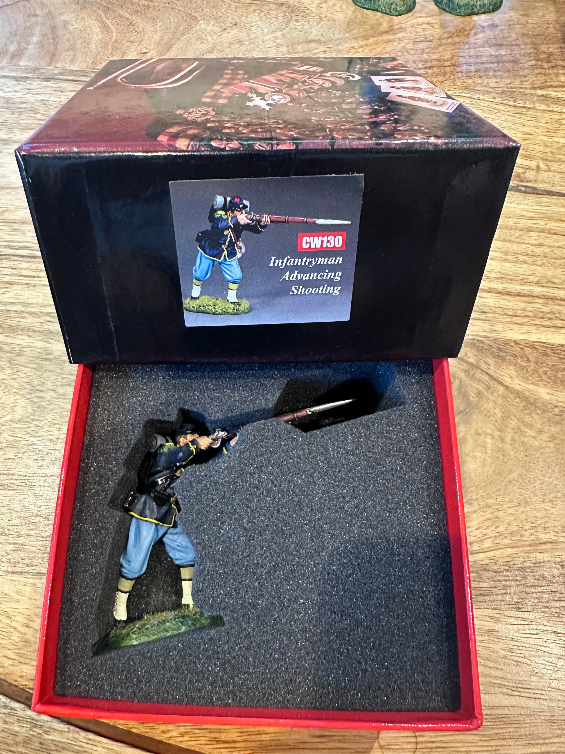 Infantry Advancing Shooting presented in a classical red collector's box.