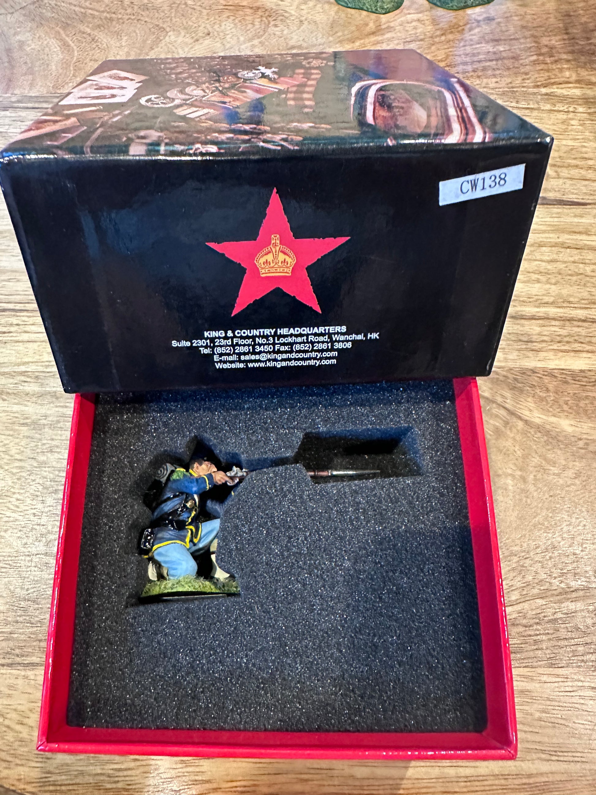 Kneeling Infantryman presented in a classical red collector's box.