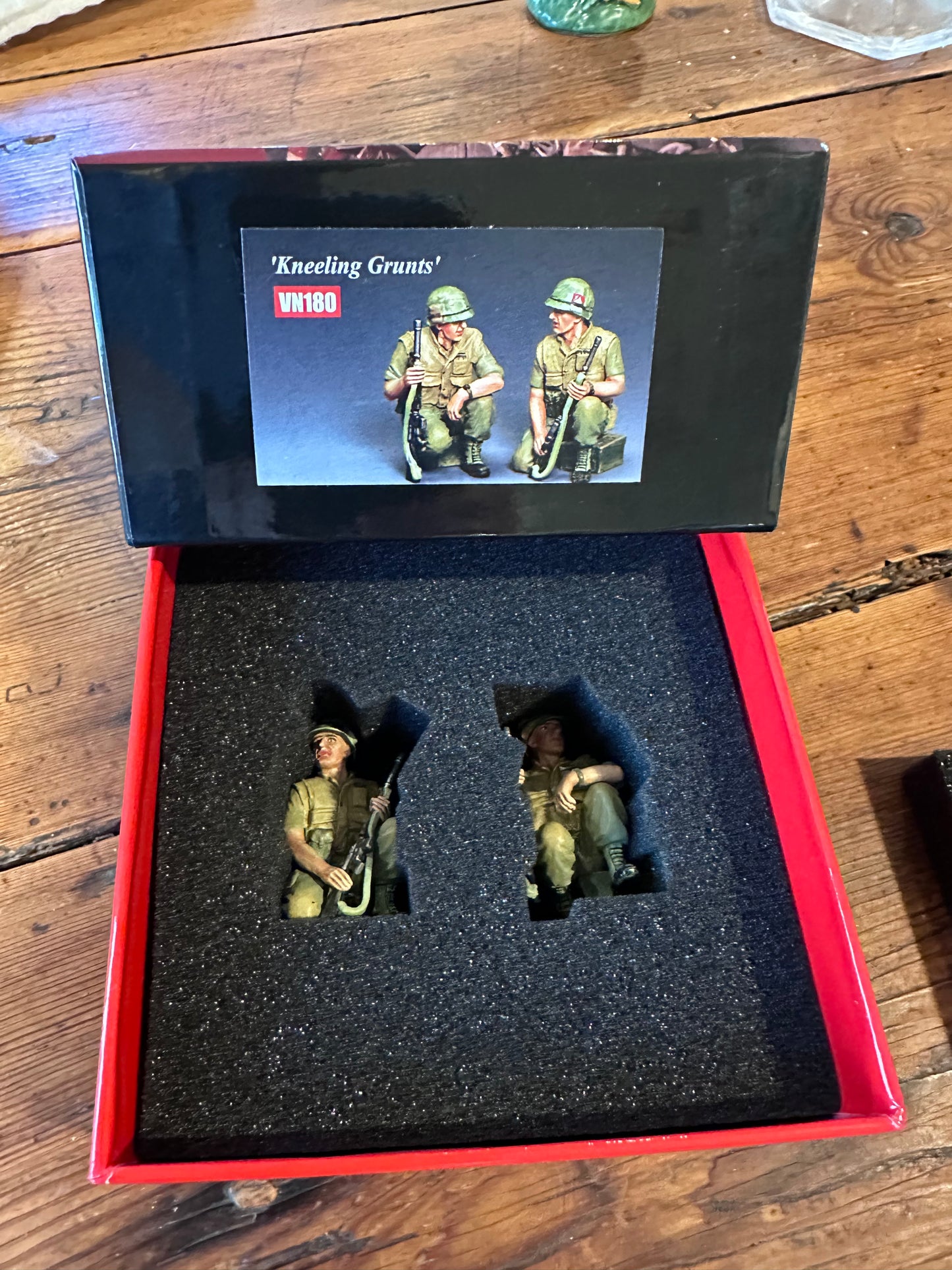 Kneeling Grunts – U.S. Marines Vietnam War Set presented in a classic red collectors box.