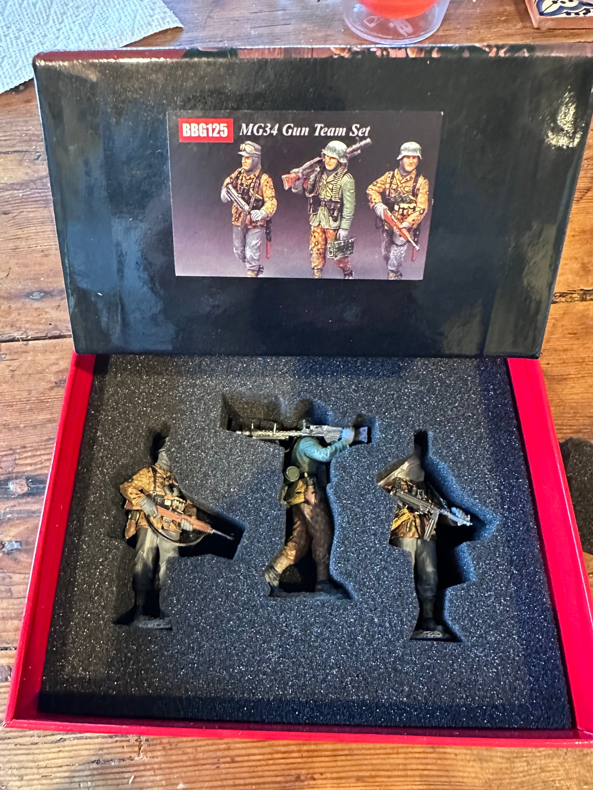 Military miniatures MG34 Machine Gun Team Set packaged in a classic red collectors box.