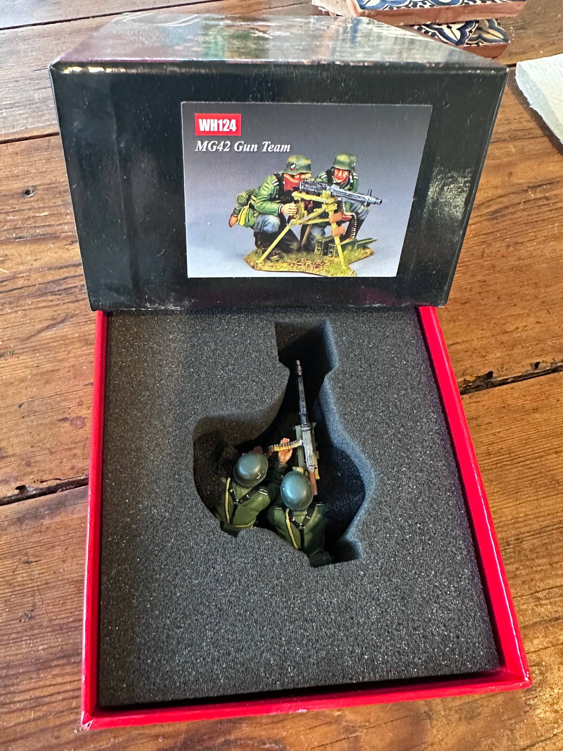 MG42 Gun Team presented in a classic red collectors box
