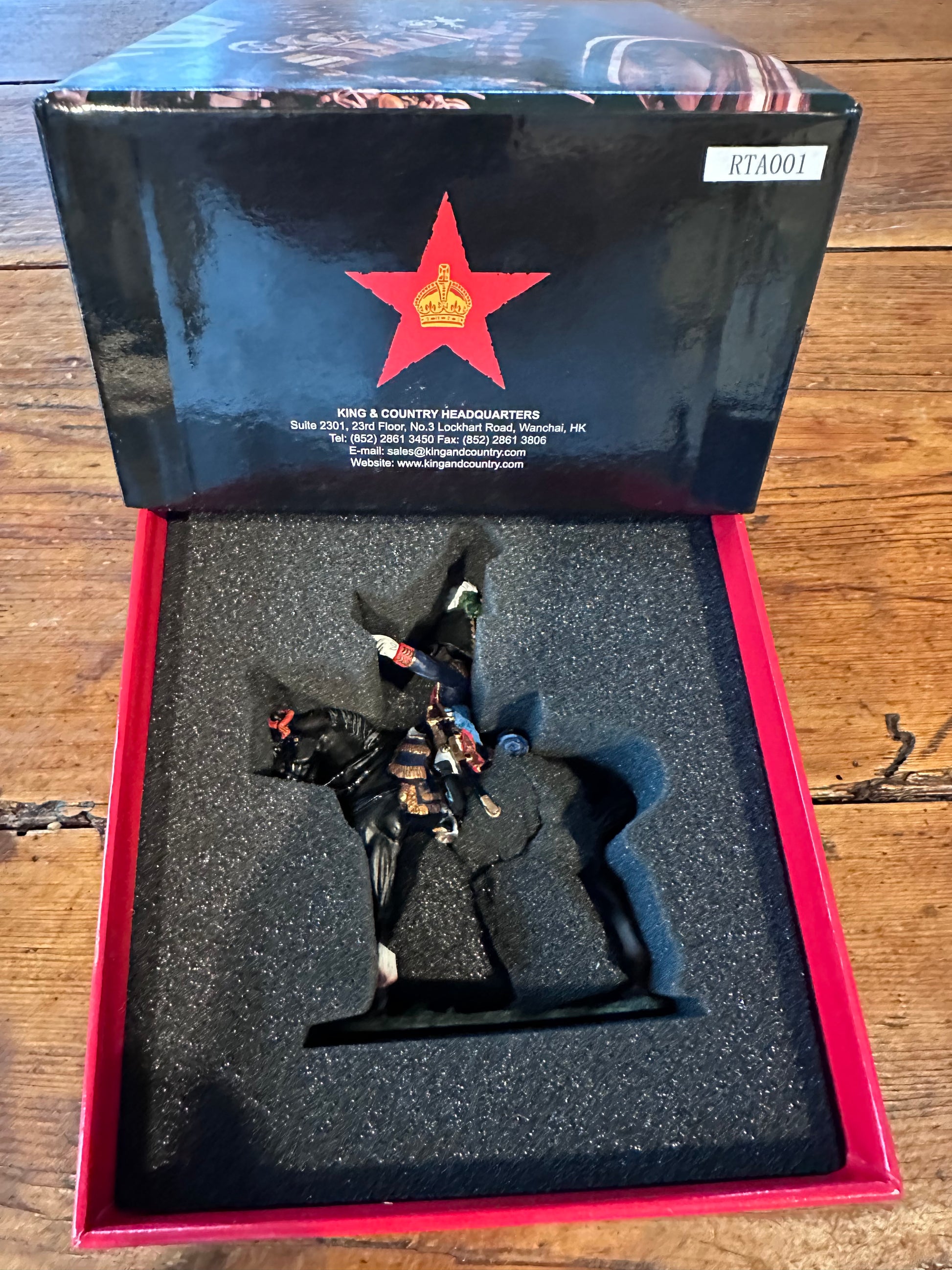 General Santa Anna package in a classic red collectors box