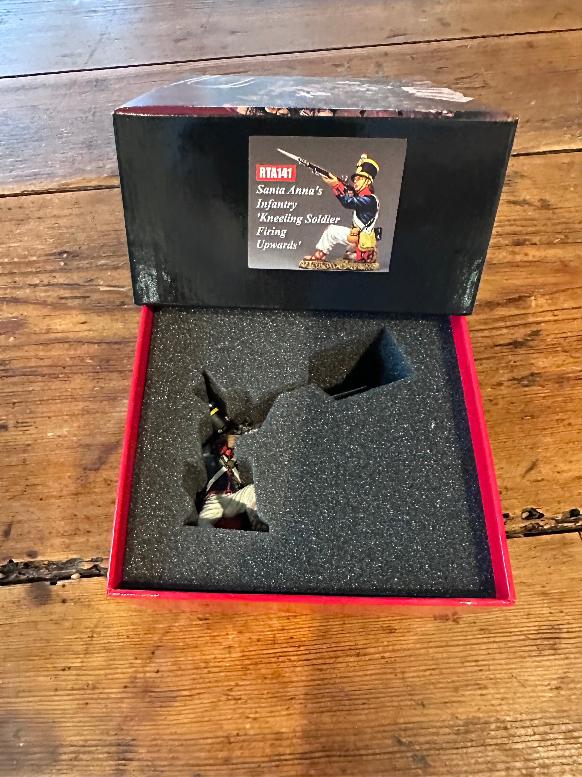 S.A.I. Kneeling Soldier Firing Upwards packaged in a classic red collector box