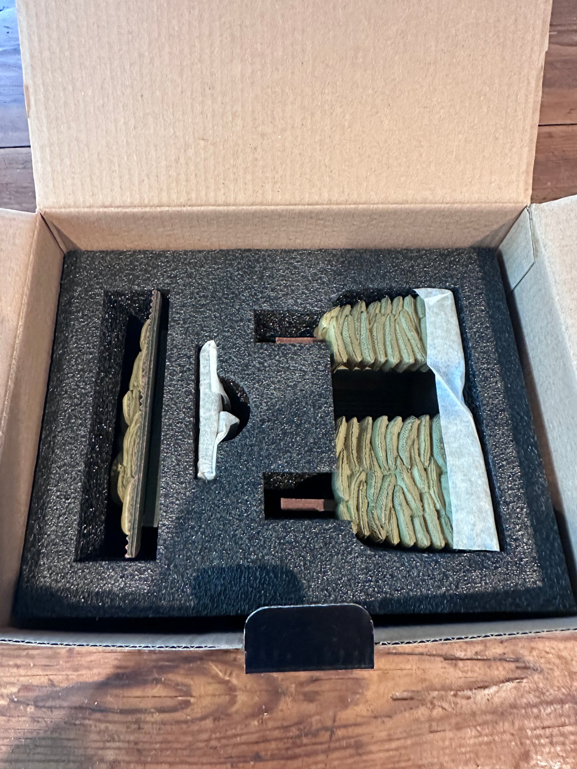 Vietnam guard post diorama King and Country SP115 1/30 scale sandbag bunker with removable roof military miniatures in collector box
