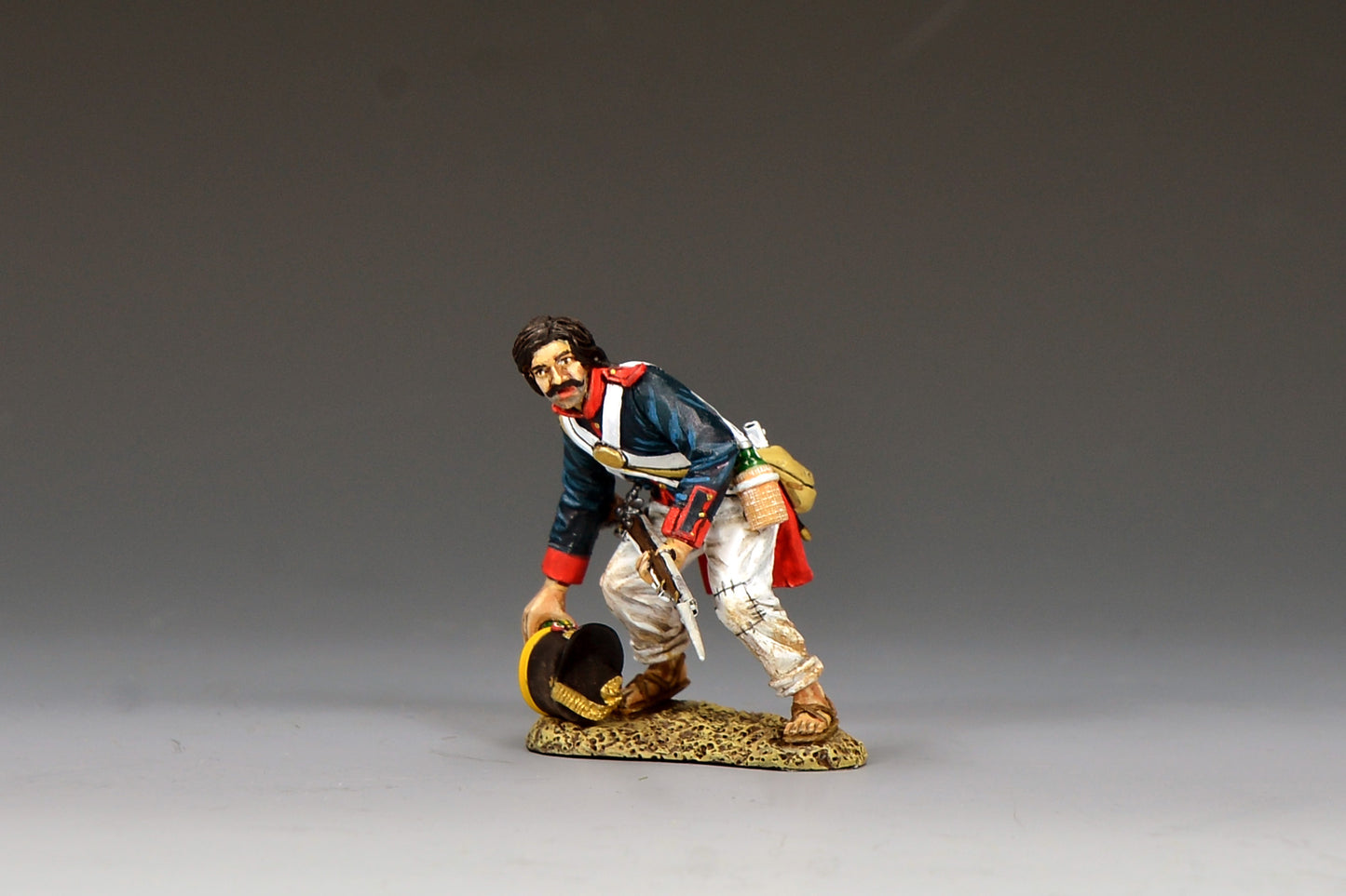 King & Country S.A.A. Soldier Reaching For His Shako, Mexican line infantryman bending to pick up his fallen shako, blue coatee with red facings, Alamo 1836, 1/30 60mm matte figure, RTA132