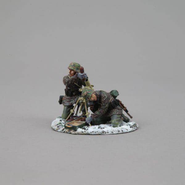 Collectible toy soldier miniature army men figurine 80 MM Mortar Team Winter. They are loading a mortar.