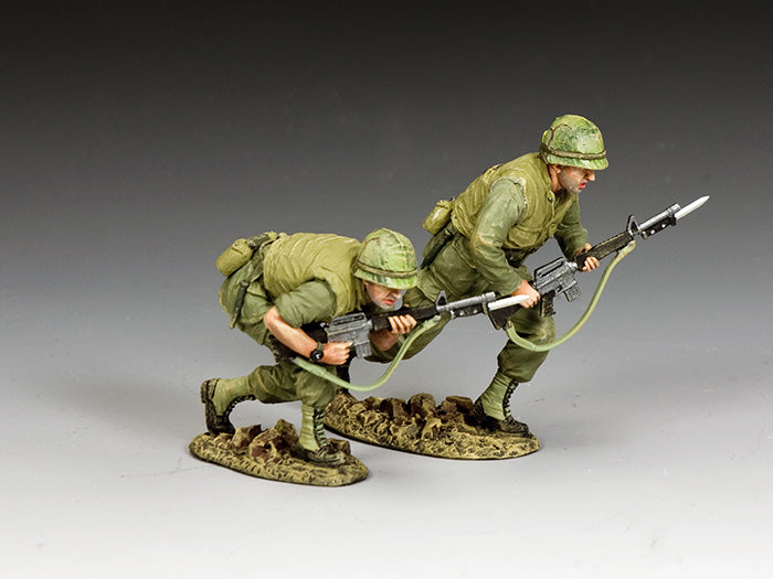 Two U.S. Marines with fixed bayonets charge forward, M16s ready, 1/30 scale Vietnam War toy soldiers. Matte finish.