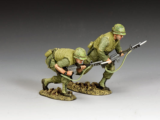 Two U.S. Marines with fixed bayonets charge forward, M16s ready, 1/30 scale Vietnam War toy soldiers. Matte finish.