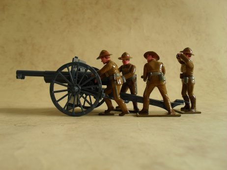 Collectible toy soldier miniature set Montana Hats Artillery. Four soldiers in brown uniforms with a cannon.