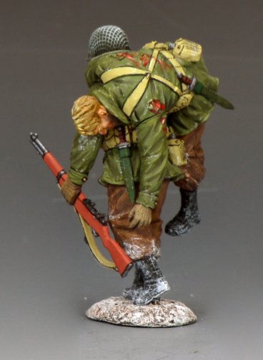 Rear view of Two WWII U.S. Army soldiers, one carrying a wounded comrade in winter gear, 1/30 scale matte-finish toy soldier set BBA114.