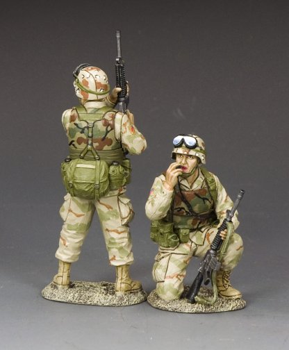 Ranger Radio Team. Two toy soldiers in camouflage uniforms with rifles on a gray background