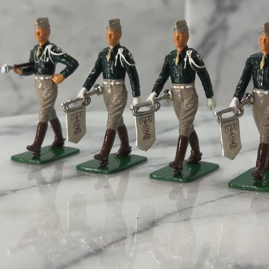 360 view of Texas A&M Bugle Rank cadets toy soldier set.
