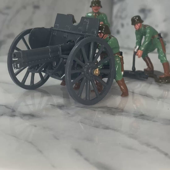 360 view of collectible toy soldier miniature army men Four model soldiers in green uniforms operate a cannon in front of a "Premier Model Collection" box.