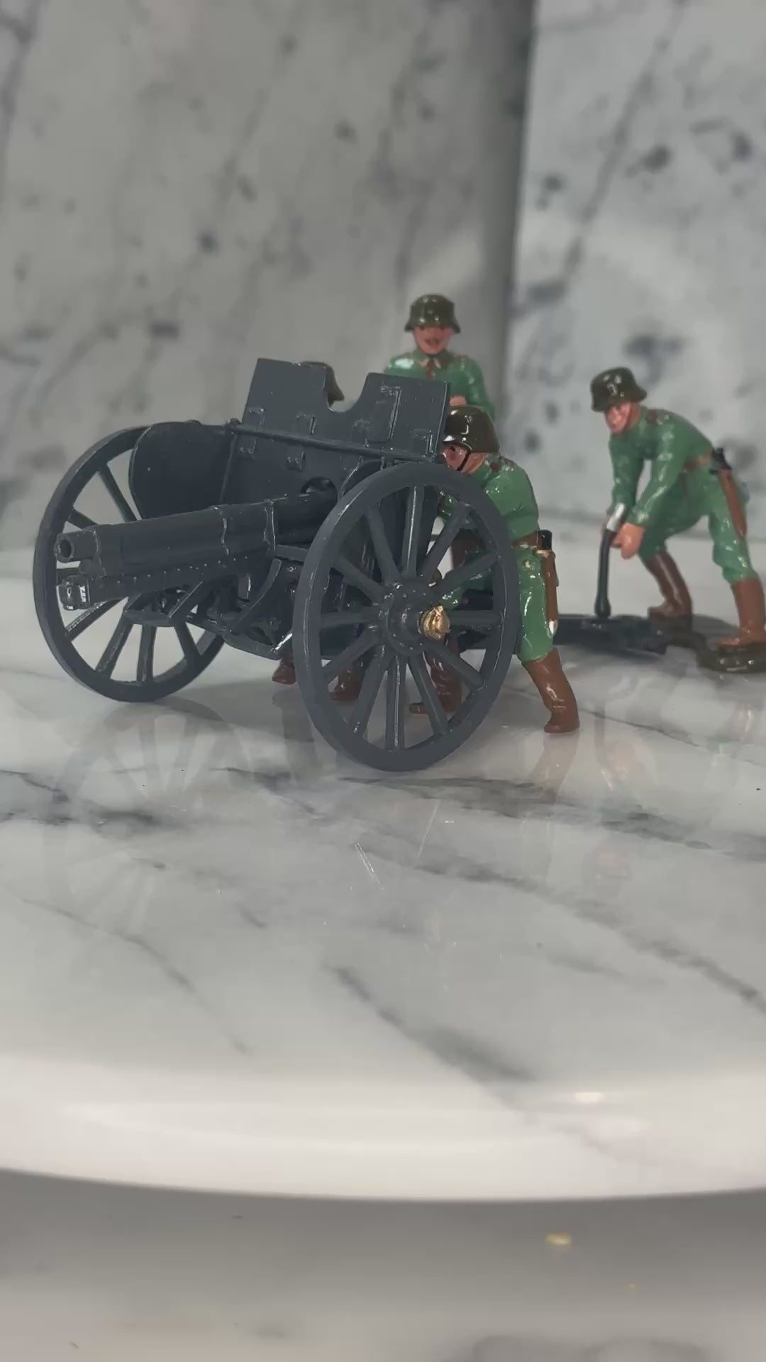 360 view of collectible toy soldier miniature army men Four model soldiers in green uniforms operate a cannon in front of a "Premier Model Collection" box.